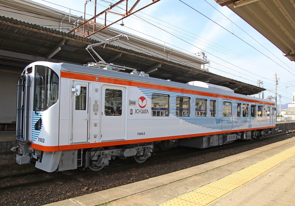 新幹線では大半がシングルアーム式パンタグラフ。大都市の通勤電車を