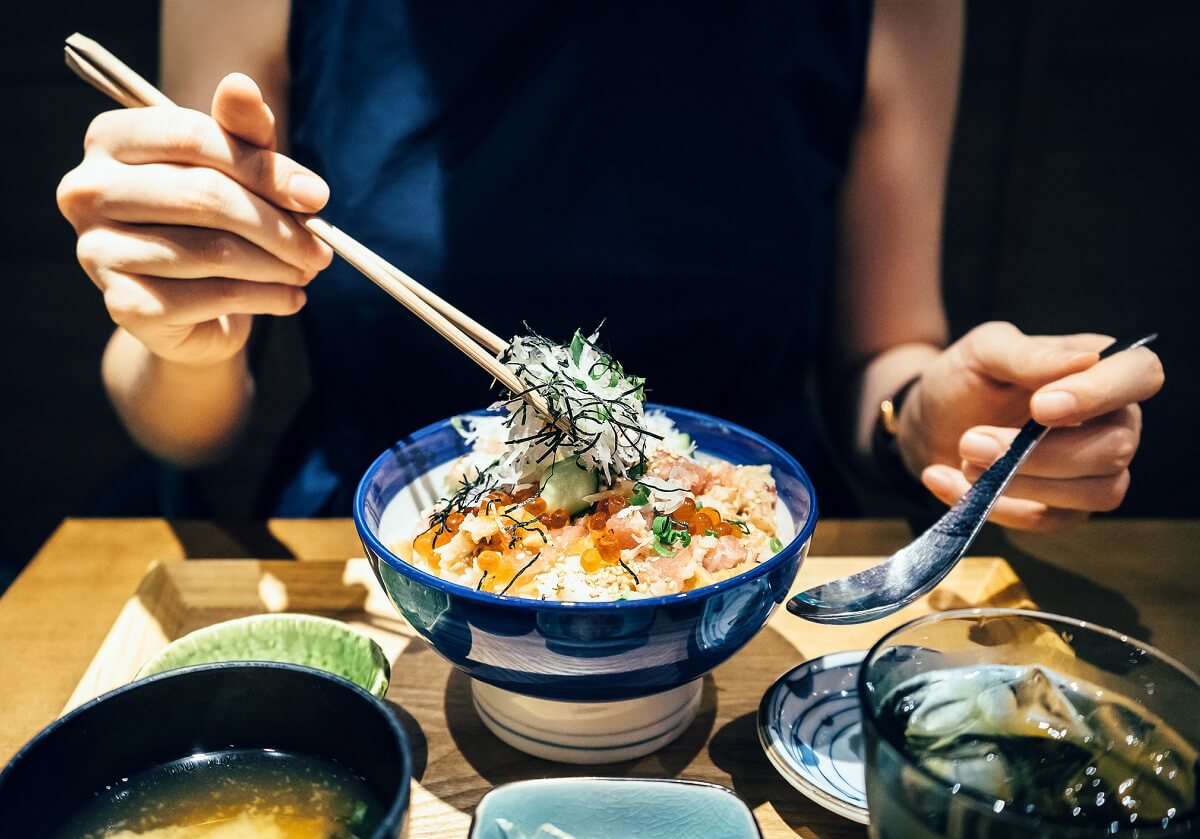 3. 食事の前後に水を飲む