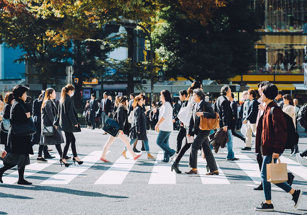 街の人出が減らない現実 グーグルマップやヤフー乗換案内のアプリ利用動向で鮮明に