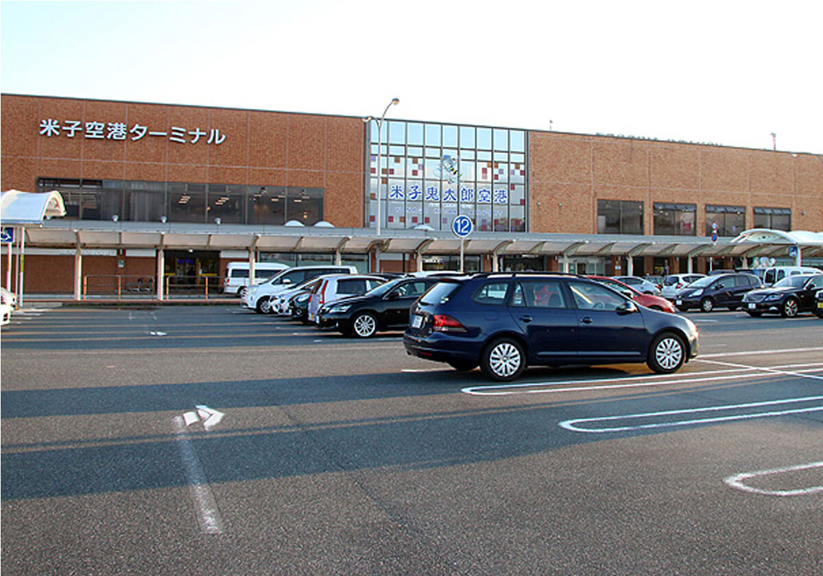 米子鬼太郎空港、戦時中に海軍基地として開港した長い歴史JR米子空港駅までの250m