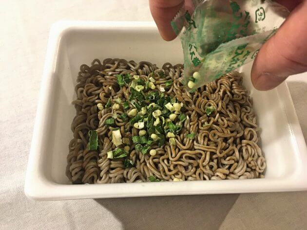 そば粉ゼロ、アレルギー心配不要…「ペヤング 蕎麦風」病みつきになる異次元の美味の画像5