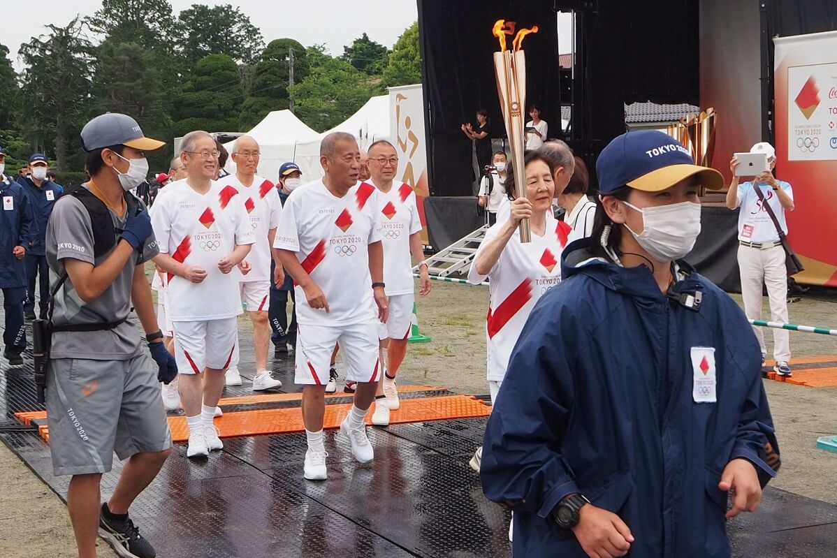 東京五輪、57年越しの聖火ランナーたちの悲願実る160人の思い、自治体を動かす
