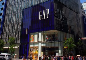 GAP、やはり日本撤退？肝いりのリブランディングで露呈した「ファストリとの差」