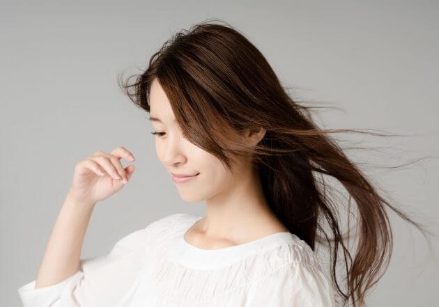 夏、くせ毛・うねりに悩む女性に、プロの美容師が絶対オススメ“ヘアケア製品4選”の画像1