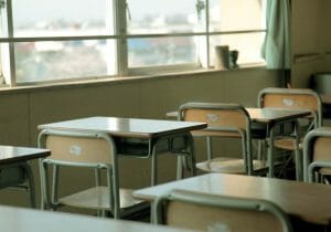 姫路・特別支援学級担任が体罰で懲戒免職、県教委が実名公表、メディアの匿名報道に疑問の声も