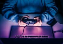 人気声優の茅野愛衣さん音声、中国ゲーム作品で一斉に削除…靖国参拝を問題視か