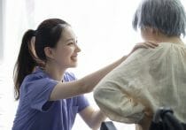 月給14万円、介護職の募集条件が劣悪すぎると話題…人材不足＋高離職率も課題