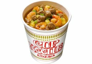 日清カップヌードル、カロリーも脂質も「赤いきつね」より少ない？栄養バランス比較