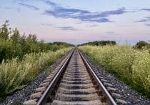 頻発する撮り鉄の迷惑行為、今度は遮断機よじ登り…刑事訴追は可能？