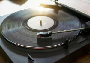 なぜアナログレコードは廃れ、なぜ今、人気再燃しているのか？CDのデメリット