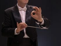 なぜオーケストラには指揮者が必要？指揮者なしでも正確な演奏は可能という事実