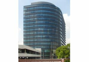 トヨタ、EV本格参入で下請けメーカーが戦々恐々…部品点数激減、廃業に拍車か