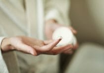 コンタクトの誤使用や粗悪なカラコンで失明の恐れも…水道水で洗う、舐めるはNG