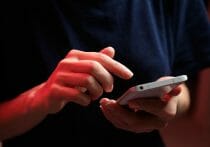 喫茶店で大人が学生を囲い込み儲け話に勧誘→「詐欺だよ」と教えるのは適切？