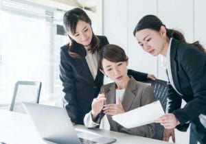 女性管理職、自ら希望は1割、昇進希望は5割以下…職場に「休めない」空気、根強く