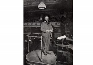 オーケストラで使う指揮台、驚異的に高額なワケ…指揮者だけが見られる至極の景色