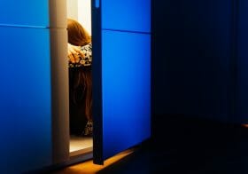 加害者と離れた後から始まる「DV後遺症」の壮絶な苦しみ…PTSD、うつ病