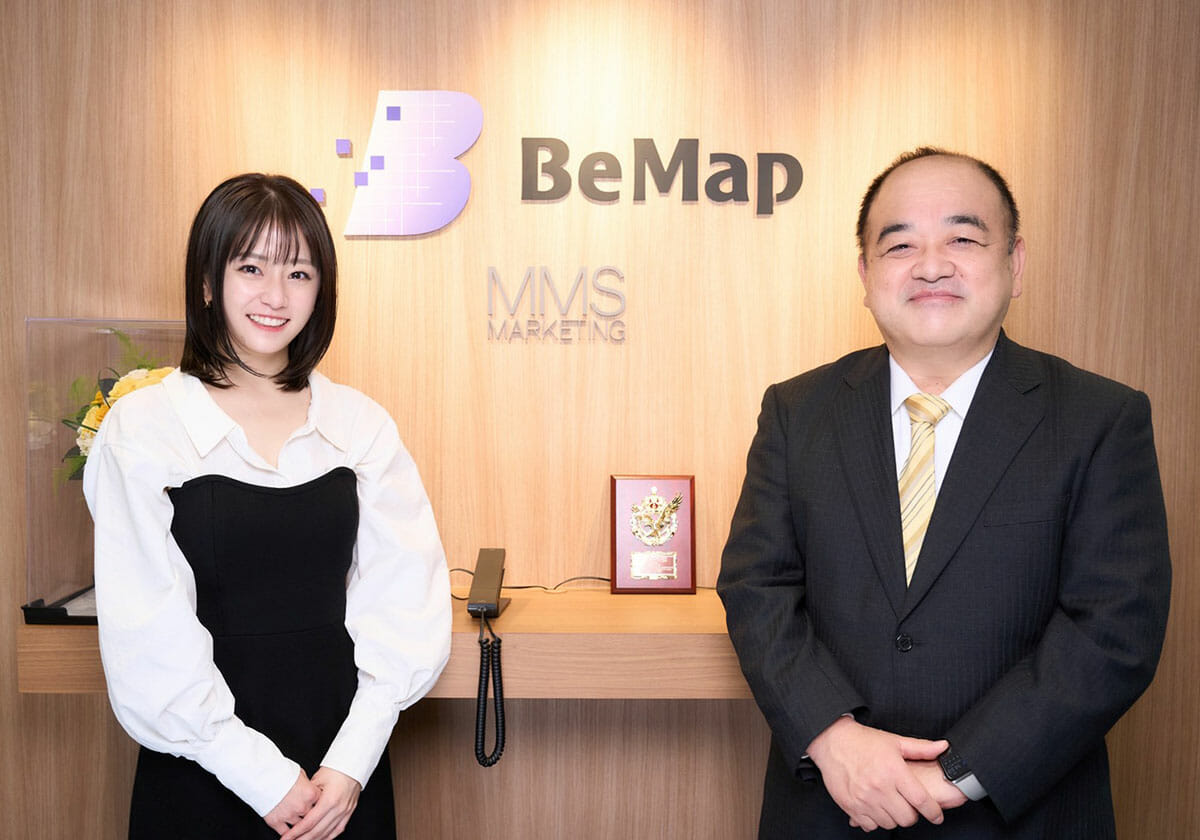 元AKB48の島田晴香氏（左）とビーマップの杉野文則代表取締役社長（右）