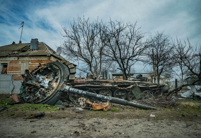 マラヤローハンで破壊されたロシア軍戦車(Celestino Arce/NurPhoto/Getty Images)