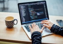 プログラミングをするプログラマー、需要が激減か…すでにノーコードが当たり前に