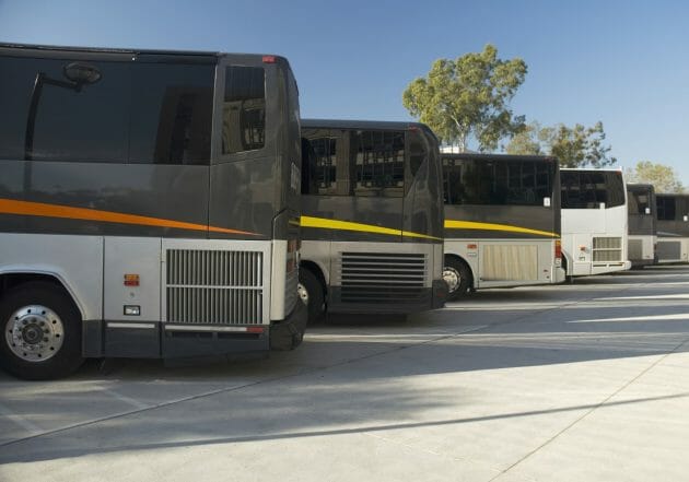 睡眠時間3時間、高速道路は使えない…長距離バス運転手の過酷な労働実態と事情