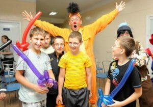 「かつて、みんな笑顔だった」…世界的道化師、ウクライナ、ロシアの子どもたちを撮った写真展開催へ