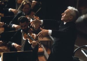 指揮者界の帝王カラヤン、驚愕の指揮法…観客は魅了され、オーケストラ楽員は困惑