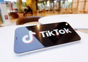 60代以上が意外とTikTokを使っている…「睡眠と学校以外はスマホ漬け」の10代