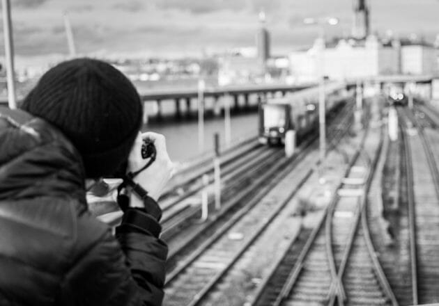 頻発する撮り鉄の迷惑行為、今度は遮断機よじ登り…刑事訴追は可能？