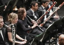 オーケストラの完全に調和した和音は神の領域？わざとタイミングをずらして演奏