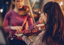 オーケストラの完全に調和した和音は神の領域？わざとタイミングをずらして演奏