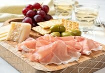 サイゼリヤに無料の粉チーズ廃止情報の真偽を聞いた…悩ましい「大量に使う客」問題