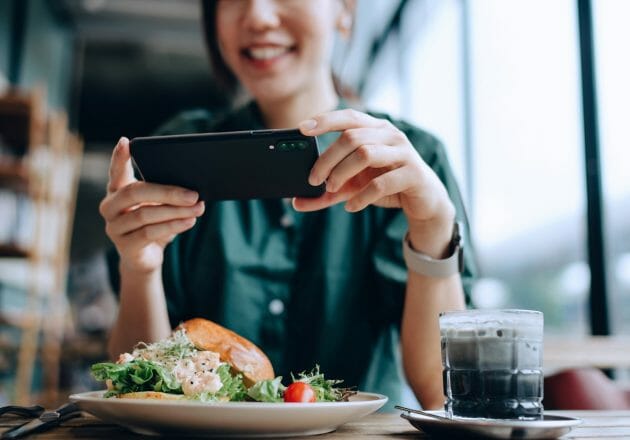 スマホ撮影NGの飲食店、その意外すぎる理由…損害受け多額の出費を強いられる店も