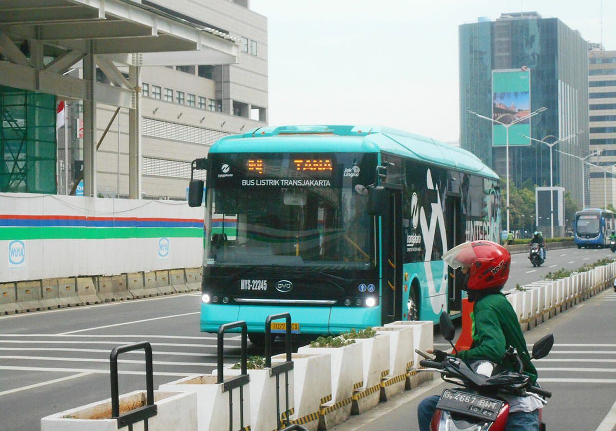 ジャカルタ市内を走る中国BYDのBEV路線バス