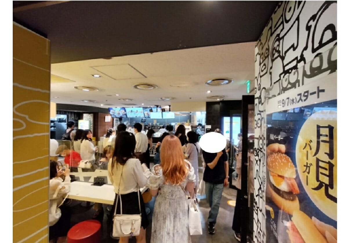 マクドナルド、店舗外に溢れる行列が解消されない意外な理由…店舗訪問で考察 | ビジネスジャーナル