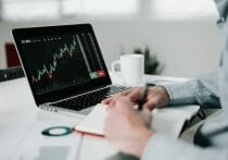 【投資体験レポ】つみたてNISAが不調で心配…米国株式の乗り換えたほうがいい？