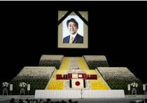 国葬、菅氏「弔辞・使い回し」疑惑も…出来過ぎたストーリーの真偽を検証