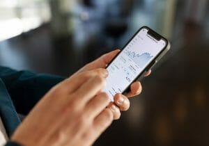 知らぬ間にスマホ解約され銀行口座から1千万円が出金…なぜ被害多発？補填なしも