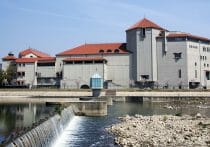 宝塚歌劇団のファンアート禁止が物議…「SNSへの投稿禁止」に法的拘束力はあるのか