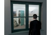 喫茶店で大人が学生を囲い込み儲け話に勧誘→「詐欺だよ」と教えるのは適切？