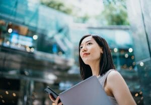 営業成績トップの28歳女性が突然、欠勤や遅刻…受診・休暇の拒否で被る甚大な損失