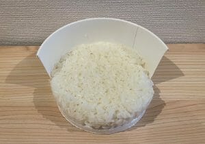 ご飯が容器の半分…セブン「底下げ」で容量多く見せだと話題、コンビニ側の意外な理由