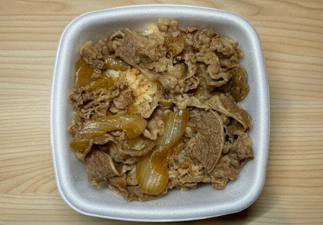 肉を薄く広げて…吉野家の肉は減ったのか検証 すき家との計量比較で驚きの結果