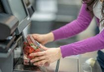 コンビニ、セルフレジ導入で店員削減→店員の負担増…セブン、空中レジ本格導入か