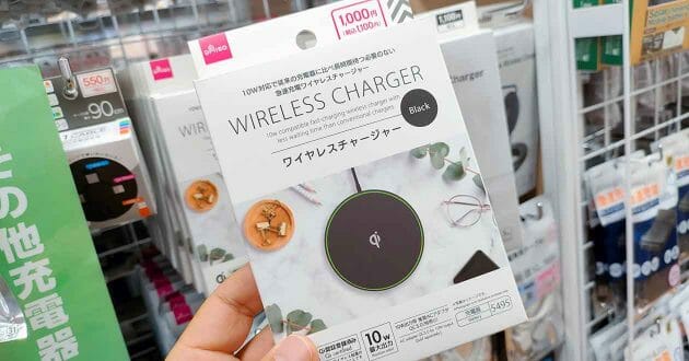 ダイソーの1,100円「ワイヤレスチャージャー」でiPhoneを充電してみた – 思った以上のコスパかも