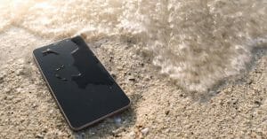 「スマホの高温放置はやめて」発火の恐れも…キャリア4社が注意喚起 – 夏のスマホトラブル対処法を紹介