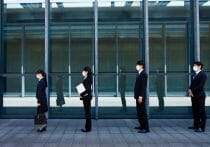 大卒就職者が4割増で事務職希望者が過剰→建設・運送現場が人手不足の悪循環