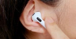 AirPodsの再生中に音楽が途切れるのはなぜ？− 実は耳にフィットしてないのが原因かも