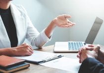 生保営業職員による不正契約、相次ぐ背景…被害者は老後資金計画が破綻し孤立