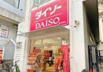 縦半分のクリスマスツリー「合理的すぎる」と大人気…ニトリ、商品化の裏の苦労